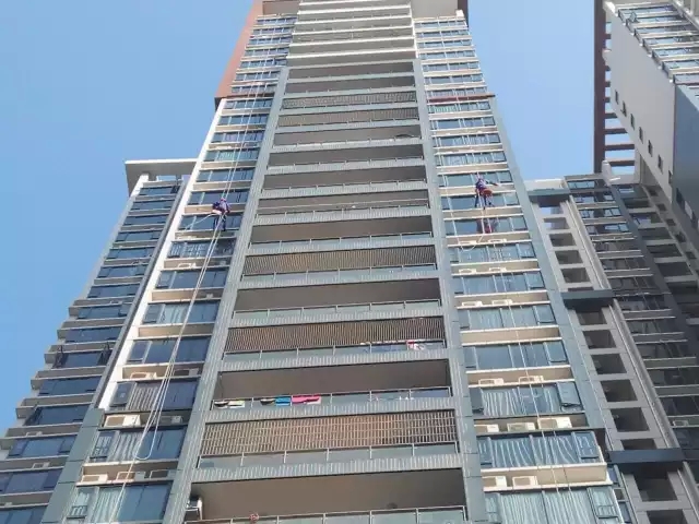 廈門孔雀河工程部在行動(dòng)——高空外墻清洗記